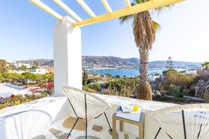 Habitación triple estándar, vistas al mar | Terraza o patio