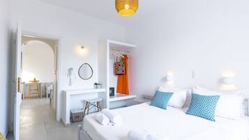 1 غرفة نوم وأغطية فراش متميزة وخزنة داخل الغرفة وبديكورات فريدة لكل غرفة