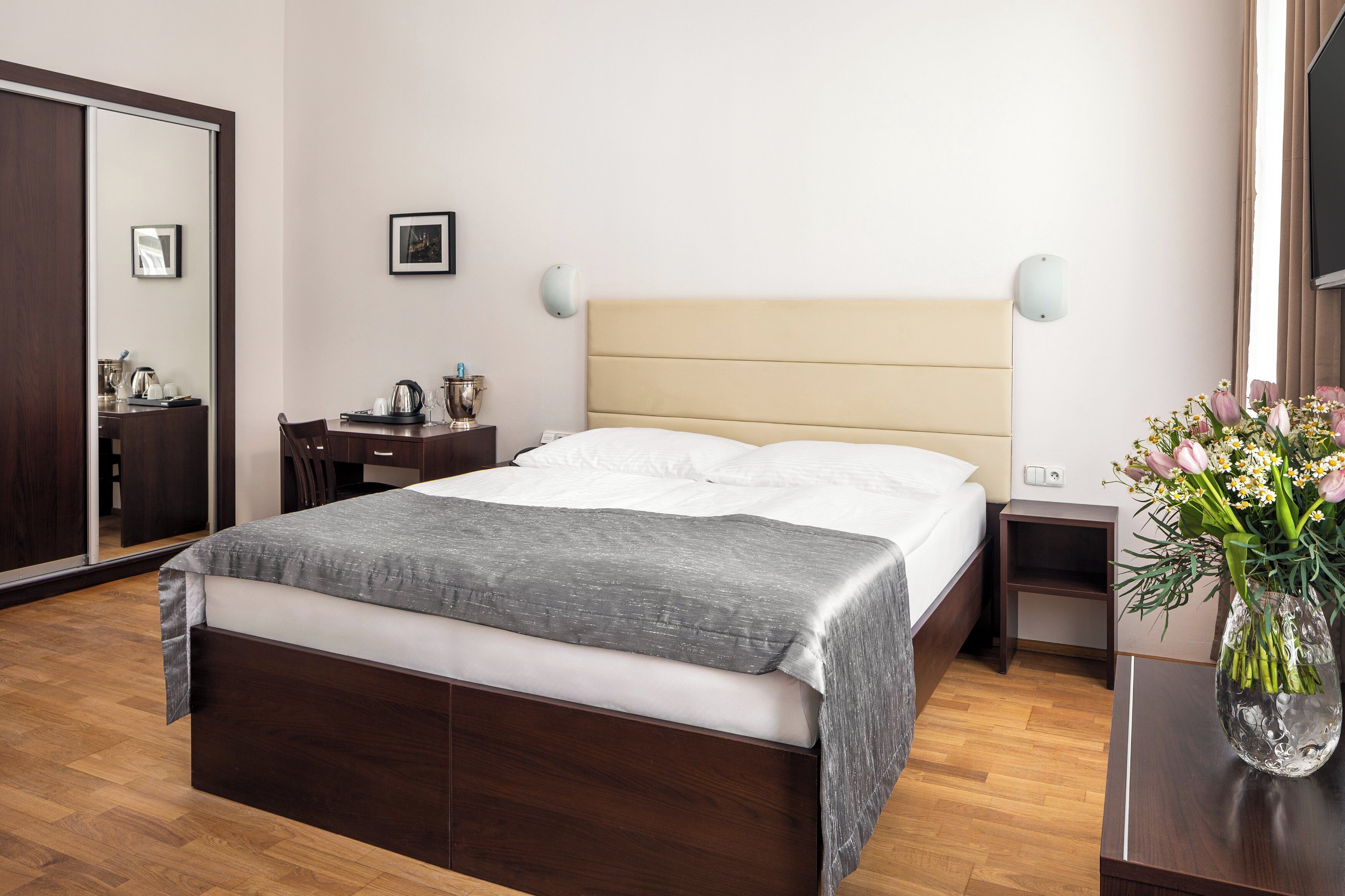 standard double room | 1 bedroom, minibar, in-room safe, iron/ironing board