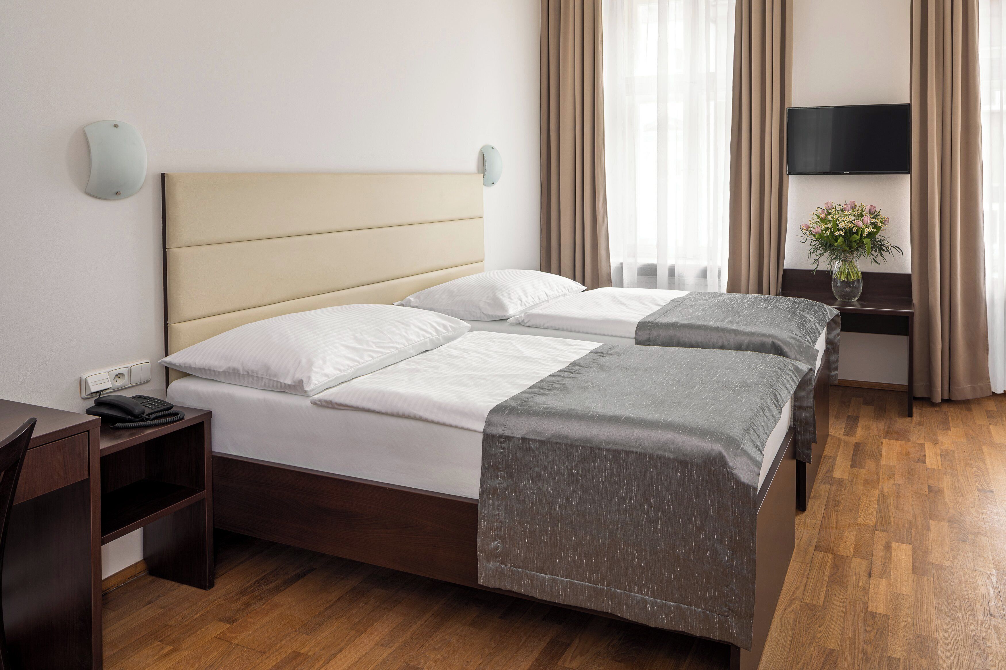 standard double room | 1 bedroom, minibar, in-room safe, iron/ironing board