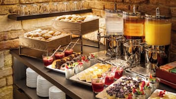 TĂ€gliches inbegriffenes FrĂŒhstĂŒcksbuffet