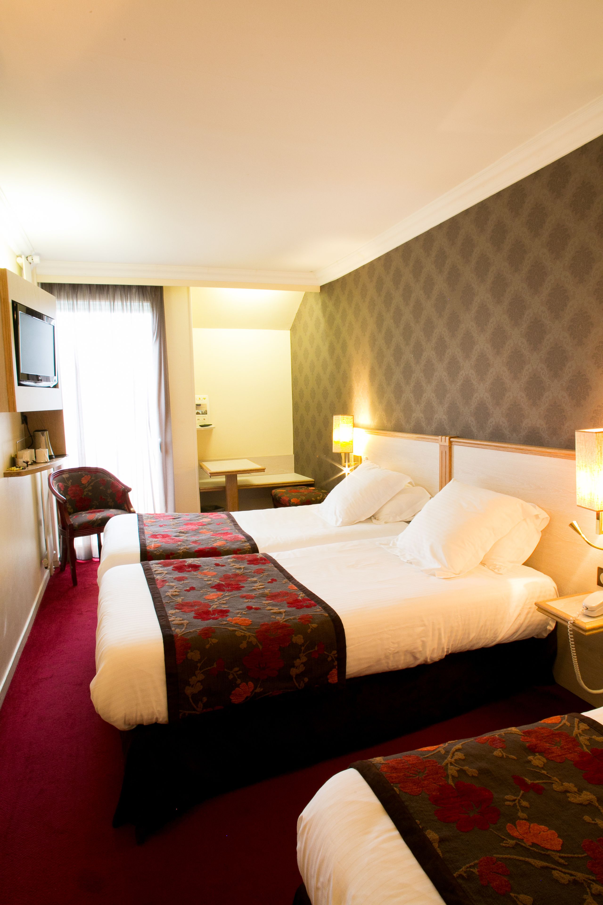 triple room bathtub  | desk, blackout curtains, free cots/infant beds, rollaway beds