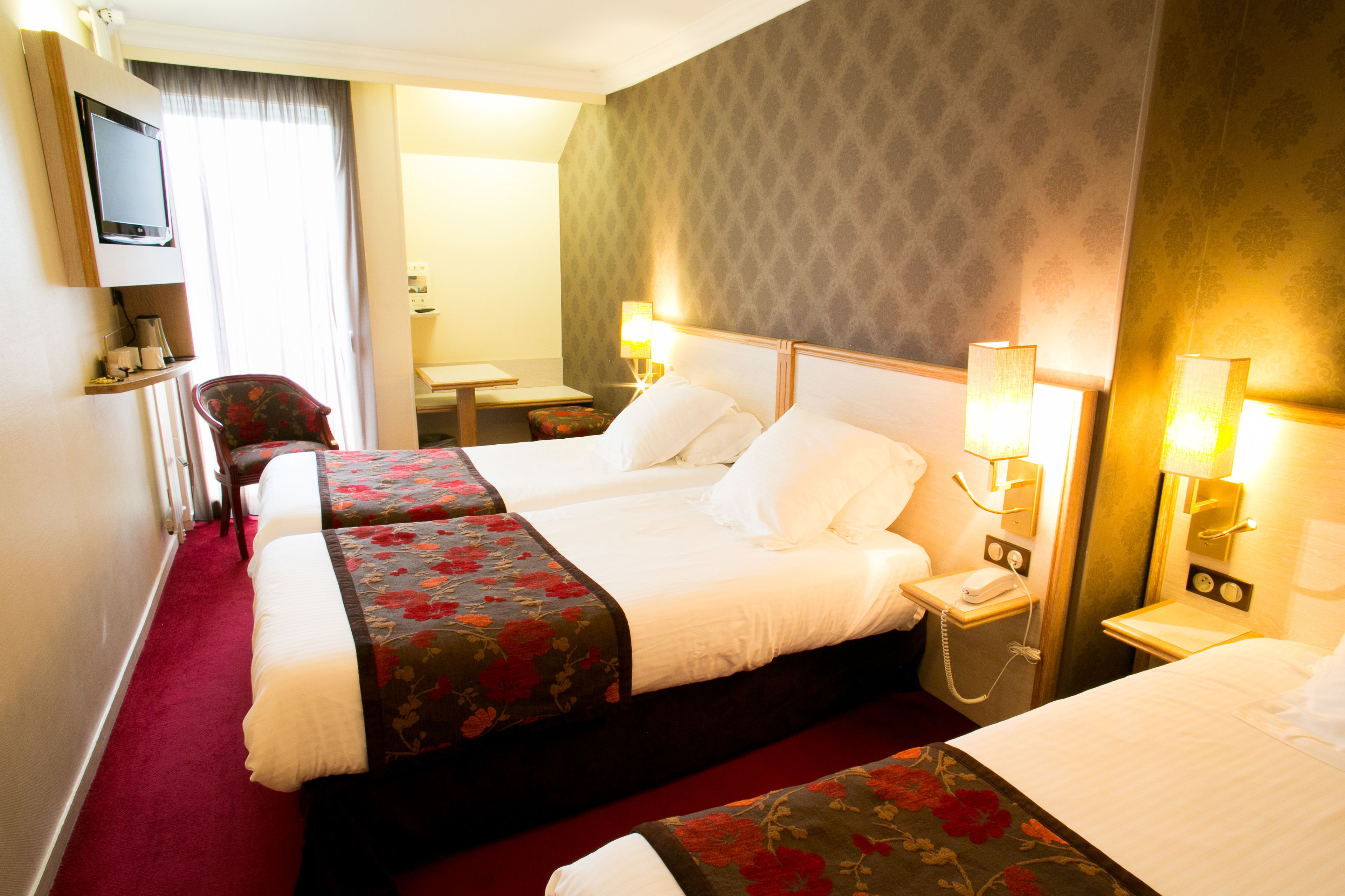 triple room bathtub  | desk, blackout curtains, free cots/infant beds, rollaway beds