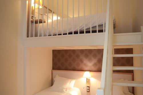 Family Room Bathtub | Desk, blackout curtains, free cots/infant beds, rollaway beds