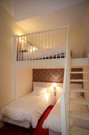 Family Room Bathtub  | Desk, blackout drapes, free cribs/infant beds, rollaway beds - Le Relais Du Roy (Le Mont-Saint-Michel)