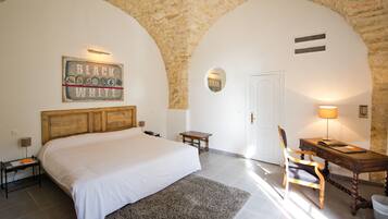 Hochwertige Bettwaren, Minibar, Zimmersafe, individuell dekoriert