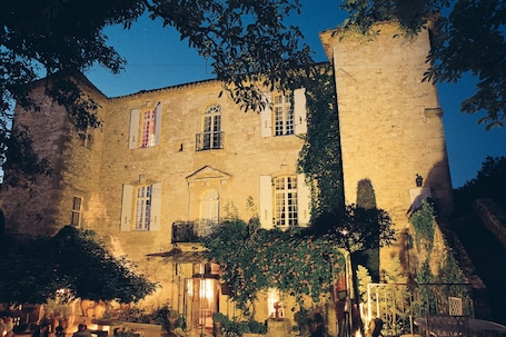 Façade de l’hébergement - soirée/nuit. Château d'Arpaillargues