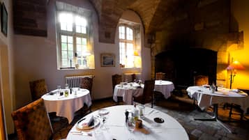 Aperto a pranzo e cena, cucina francese, con vista sul giardino 