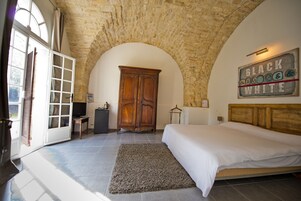 Ropa de cama de alta calidad, minibar, caja fuerte