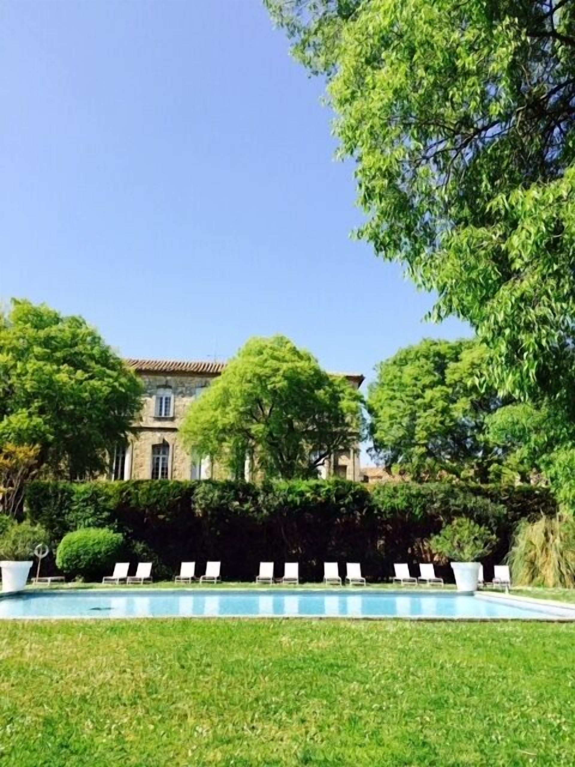 outdoor pool, pool loungers