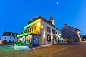 Exterior - Hôtel de la Poste (Saint-Sauves-d'Auvergne)