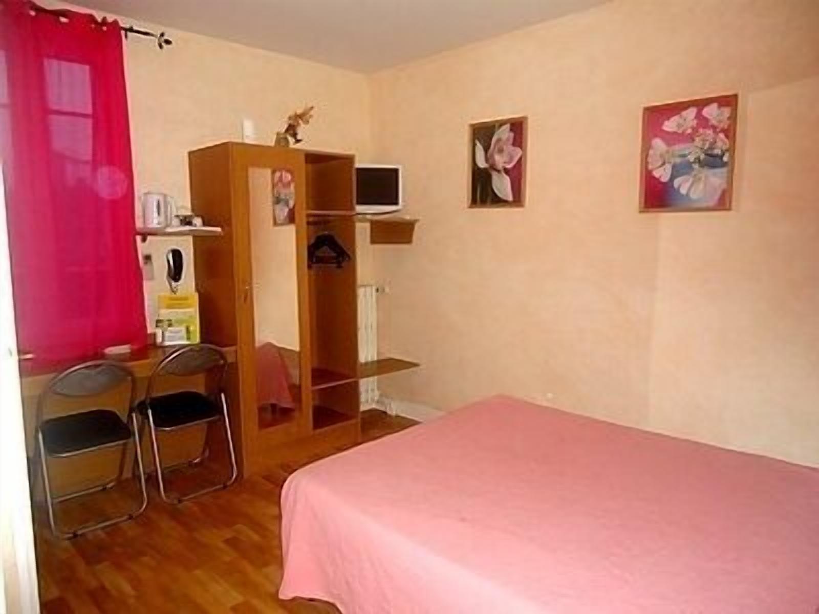 single room | in-room safe, desk, soundproofing, iron/ironing board