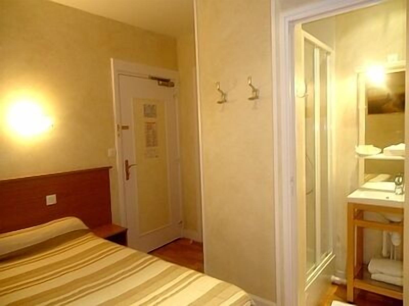 single room | in-room safe, desk, soundproofing, iron/ironing board