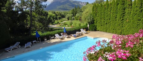 Piscine extérieure, chaises longues