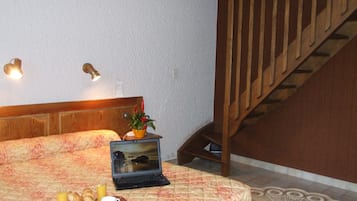 Bungalow, balcon, vue jardin | Coffres-forts dans les chambres, bureau, rideaux occultants