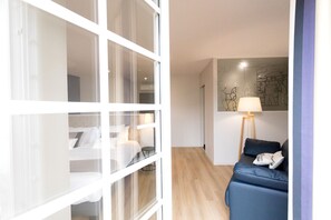 Habitación doble | Minibar, caja fuerte, escritorio y cortinas opacas