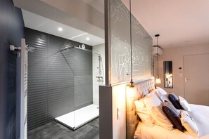 Habitació doble | Minibar, caixa forta a l'habitació, escriptori i cortines opaques 