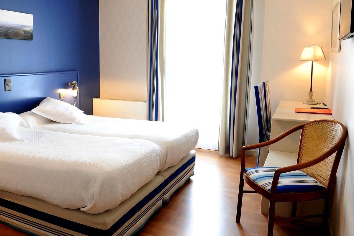 Habitación estándar, 2 camas individuales | Minibar, caja fuerte, escritorio y cortinas opacas