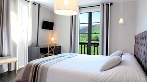 Kahden hengen huone | Minibaari, tallelokero huoneessa, työpöytä, pimennysverhot