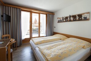 Double Room, 2 Twin Beds, Non Smoking, Balcony | In-room safe, desk, soundproofing, free WiFi - Hotel Edelweiss Wengen (Lauterbrunnen)