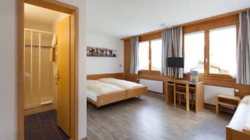 Chambre Triple, 3 lits une place, non-fumeurs | Coffres-forts dans les chambres, bureau, chambres insonorisées