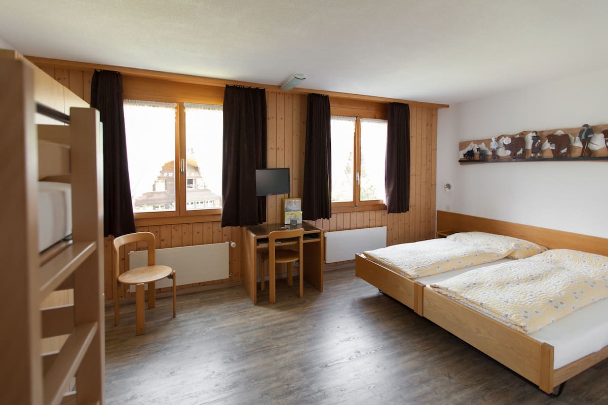 Chambre Quadruple, plusieurs lits, non-fumeurs | Coffres-forts dans les chambres, bureau, chambres insonorisées