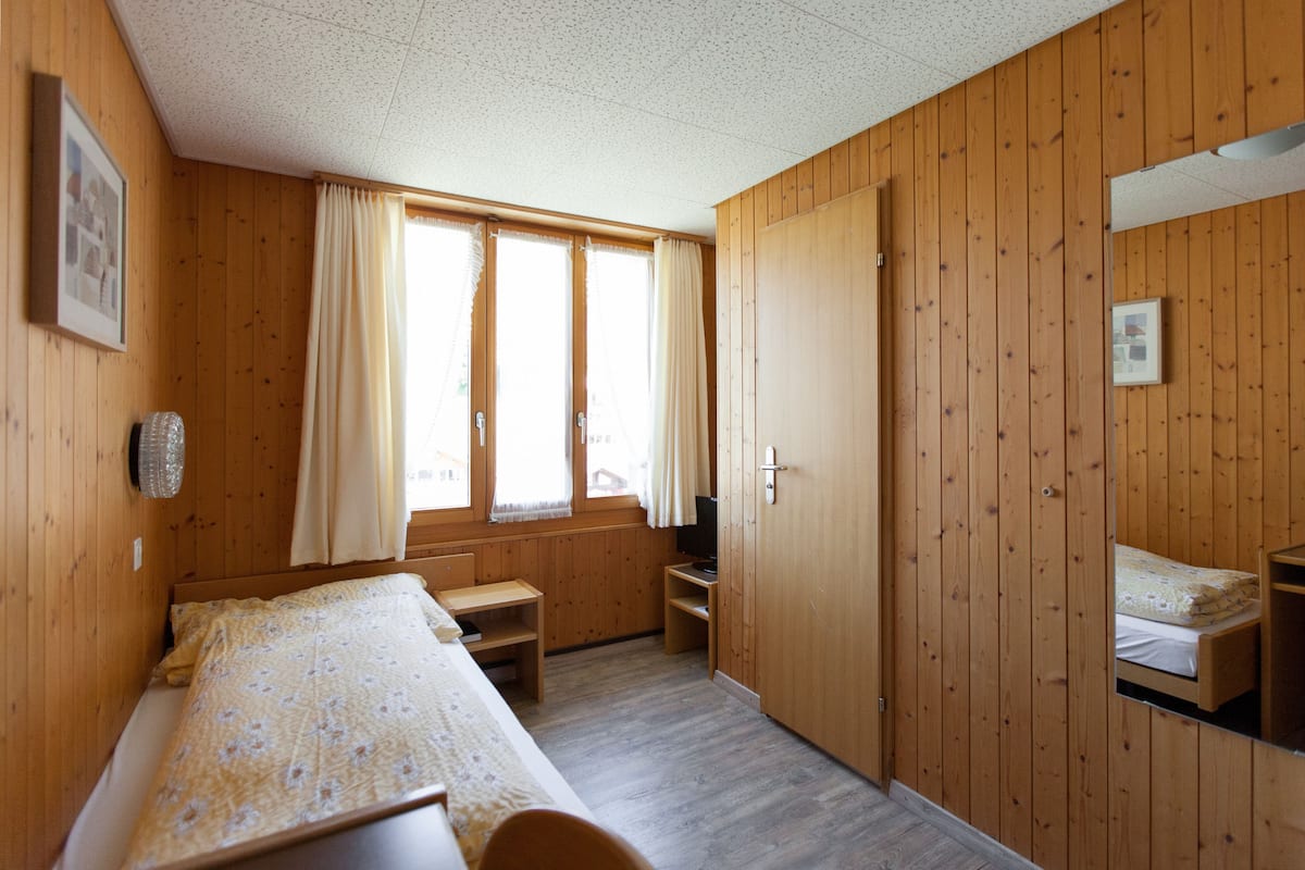 Habitación individual | Caja de seguridad en la habitación, escritorio y insonorización