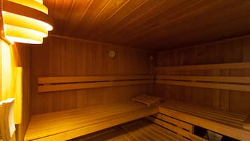 Uma sauna com bancos de madeira e aquecedor visível à esquerda.