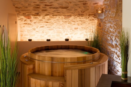Indoor spa tub