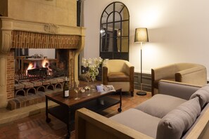 Lobby sitting area - Contact Hôtels Le Savigny & Spa (Blace)
