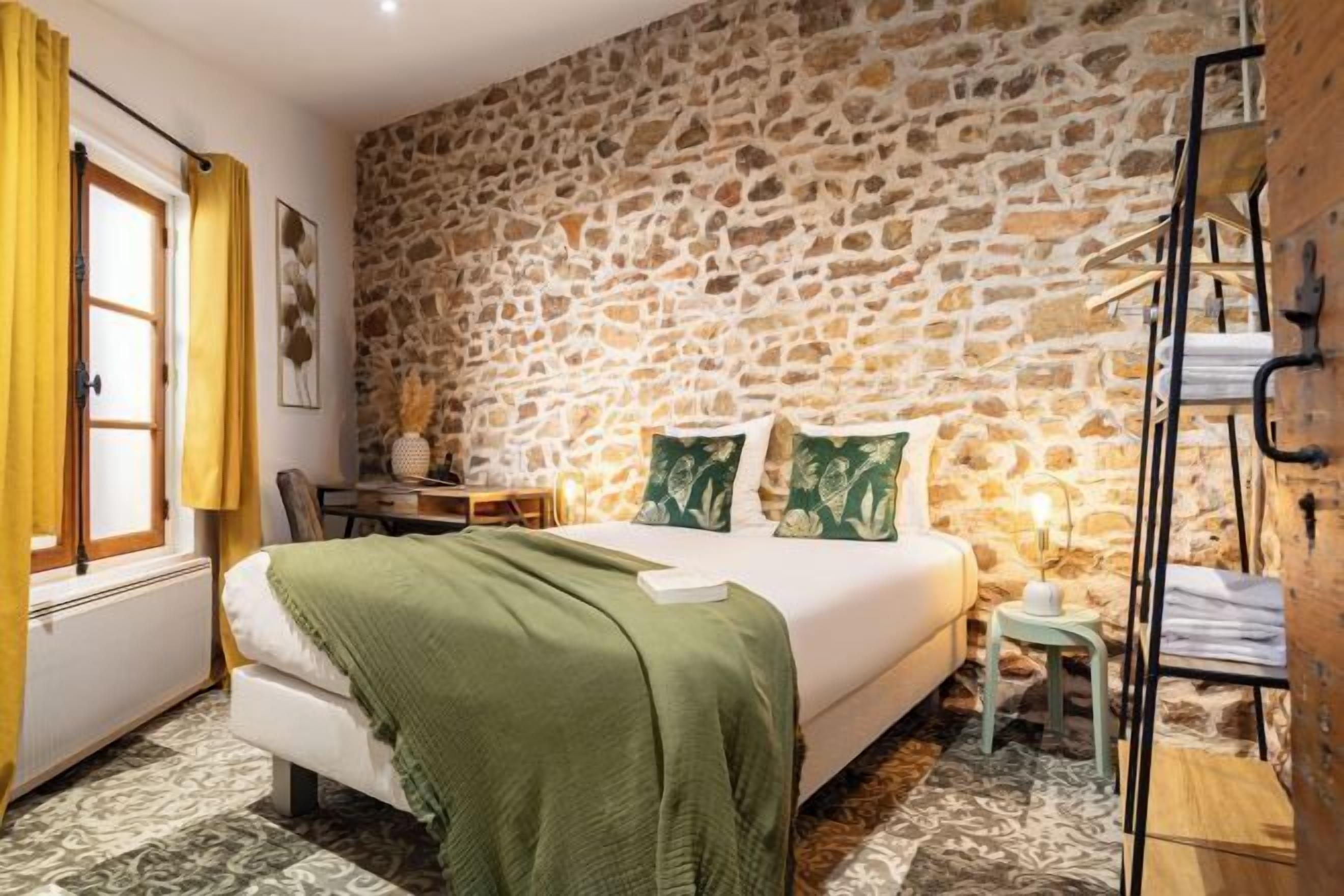 高級寝具、客室ごとに異なる装飾、客室ごとに異なるインテリア、デスク