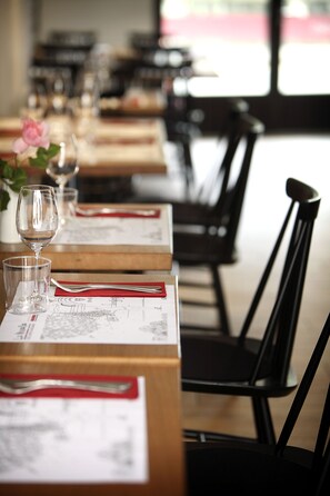 Lunch and dinner served - La Nivelle (Saint-Pee-sur-Nivelle)
