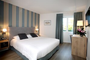 Comfort tweepersoonskamer | Een bureau, geluiddichte muren, gratis babybedden, gratis wifi