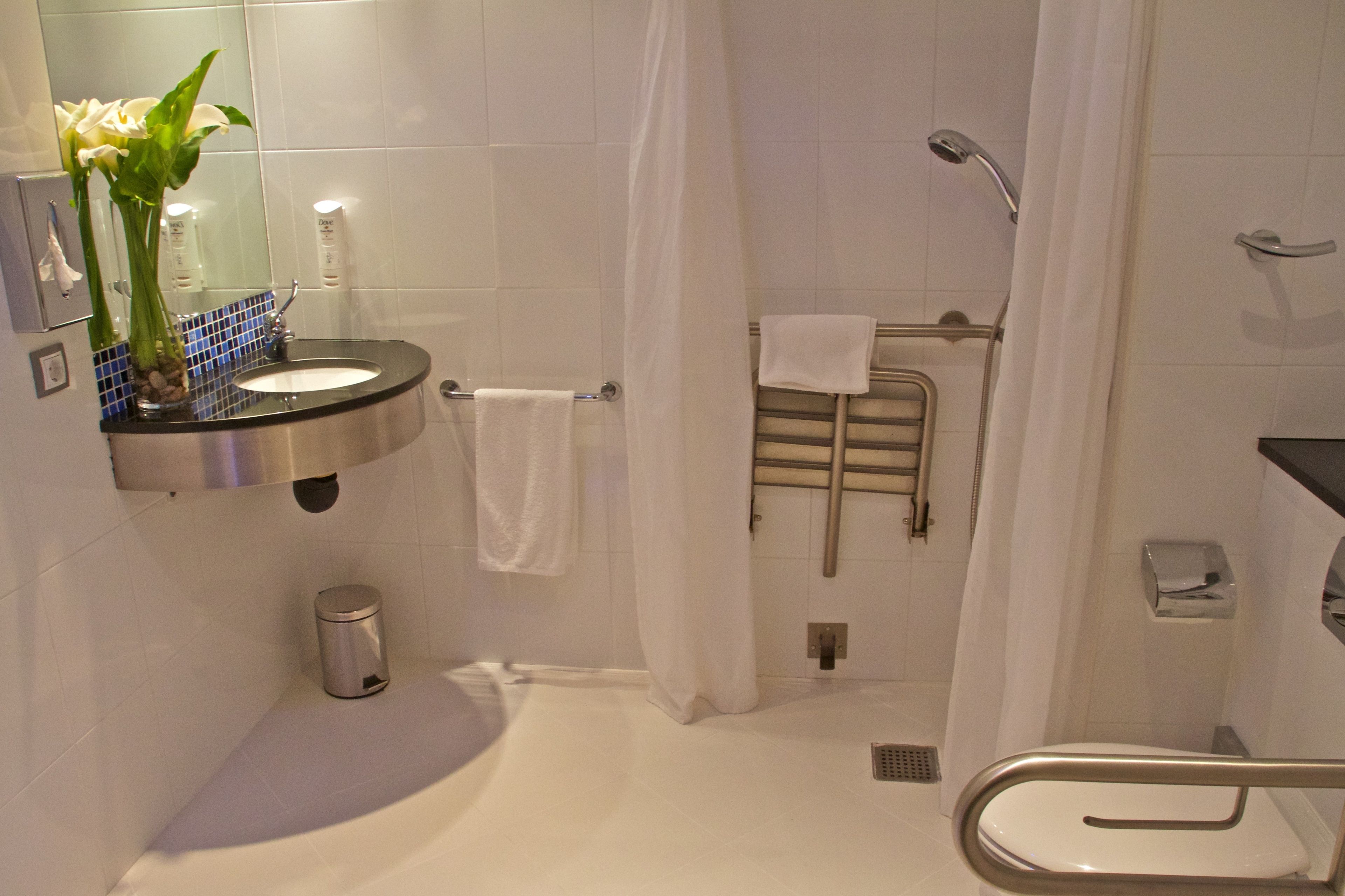 combined shower/bathtub, free toiletries, hair dryer, bidet