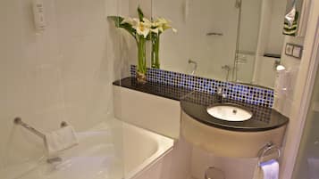 Een bad/douchecombinatie, gratis toiletartikelen, een haardroger