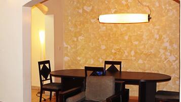 Apartamento clásico, 2 habitaciones | Servicio de comidas en la habitación