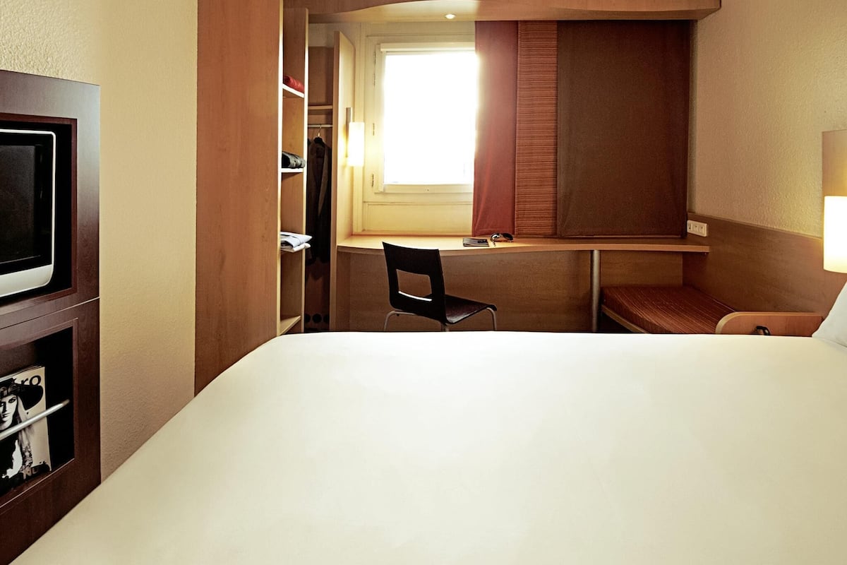 Caja de seguridad en la habitación y escritorio