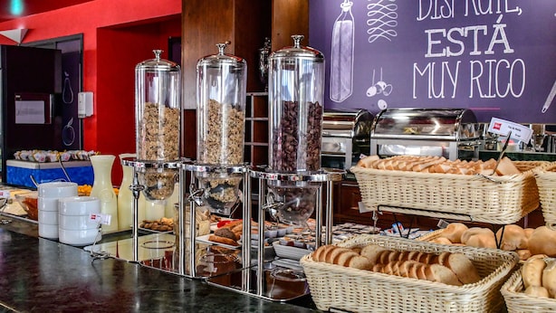 Un espace buffet proposant divers plats et une pancarte sur laquelle on peut lire : « PROFITEZ-EN, C’EST TRÈS BON ».