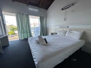 Standard Queen Room  | 1 bedroom, blackout curtains, free WiFi, bed sheets - Merimbula Gardens Motel (Merimbula)