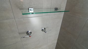 Twin Room | Bathroom | Shower, free toiletries, hair dryer, towels