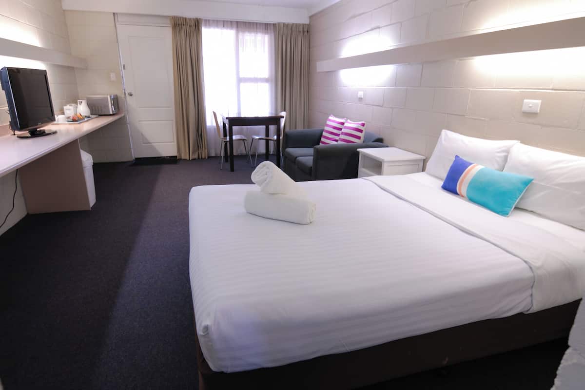 Standard Queen | Premium bedding, iron/ironing board, free WiFi