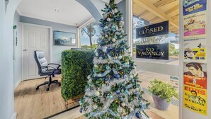A hotel room with a Christmas tree, a closed sign, and a 'No Vacancy' sign. - Parkview Motor Inn Parkes (Parkes)