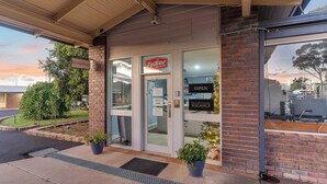 A building with a sign reading "Reception" and "Park Inn Motor Inn". - Parkview Motor Inn Parkes (Parkes)