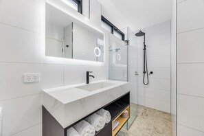 Shower, rainfall showerhead, free toiletries, hair dryer