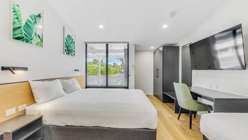 Habitació doble o amb dos llits individuals Deluxe | Matalassos amb encoixinament addicional i mobiliari individual