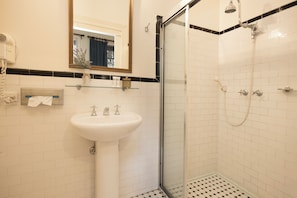 Standard Room, Non Smoking (Queen Room) | Peralatan tempat tidur premium, gebar bulu kapas 