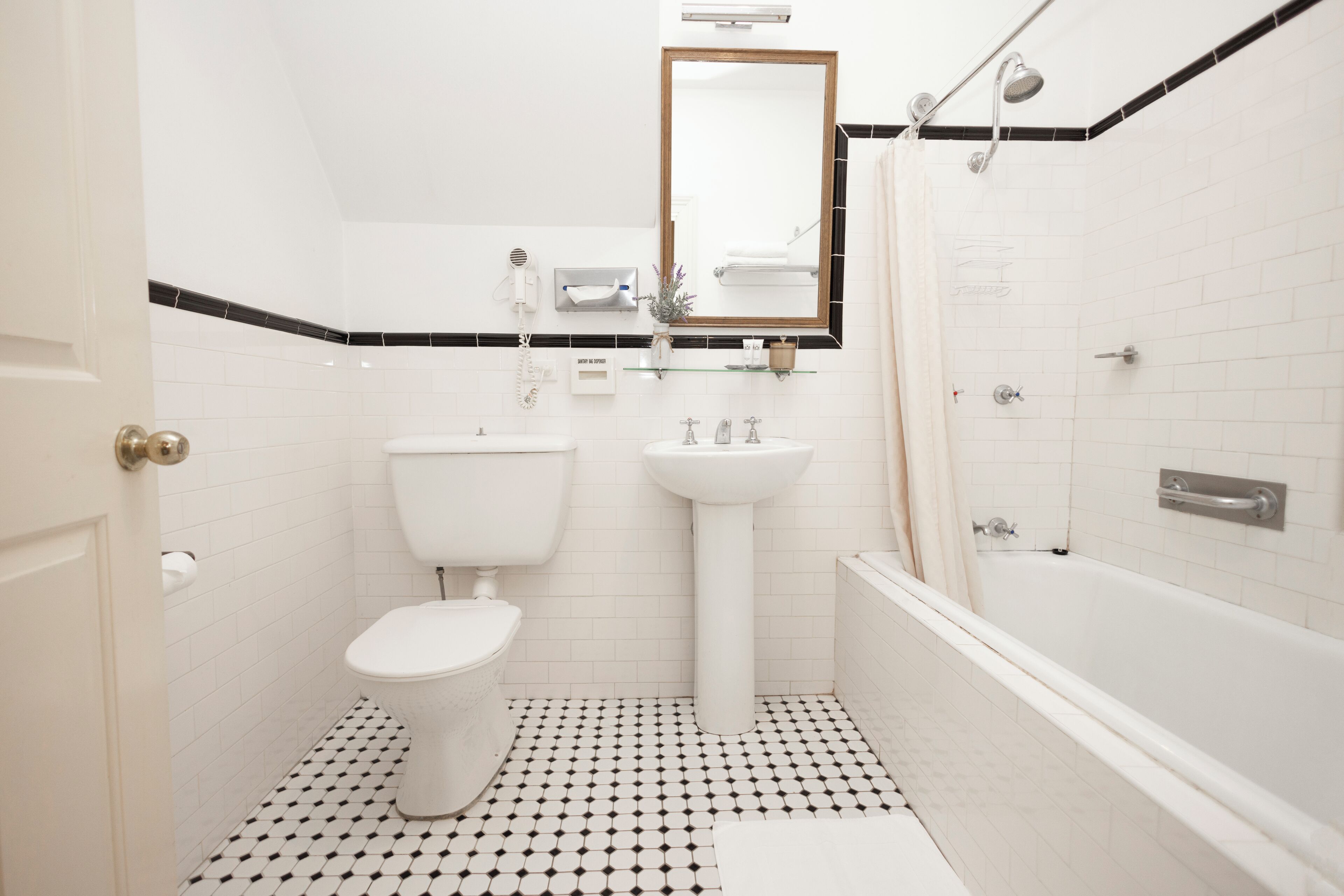 Une salle de bain avec des toilettes, un lavabo et une baignoire.