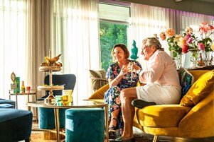 Bar de cocktails, con vista al jardín, abre solo algunos días