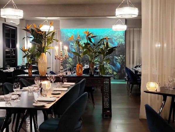 2 restaurants, breakfast served