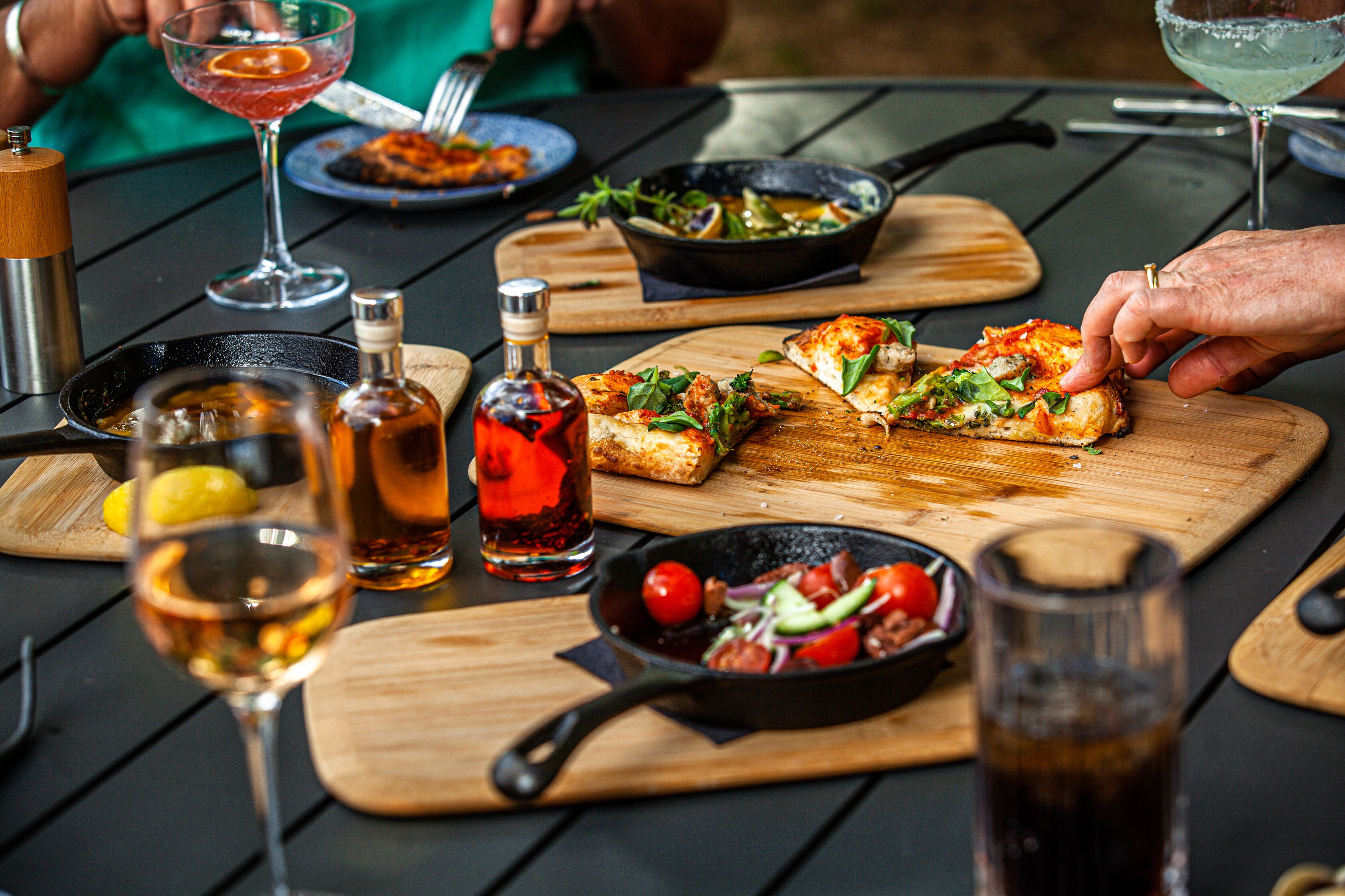 2 restaurantes, se sirve desayuno 